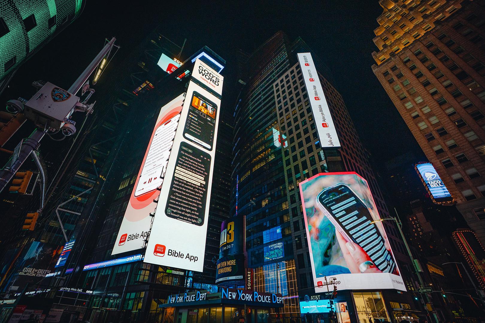Reklamy YouVersion rozjasňují Times Square v New Yorku.