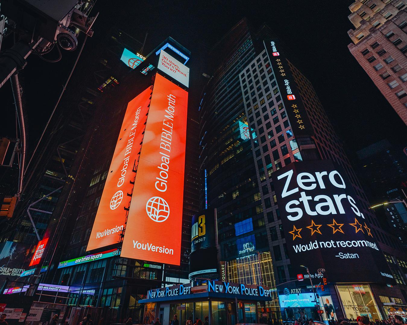 Reklamy YouVersion rozjasňují Times Square v New Yorku.