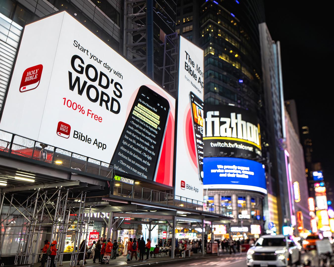 Reklamy YouVersion rozjasňují Times Square v New Yorku.