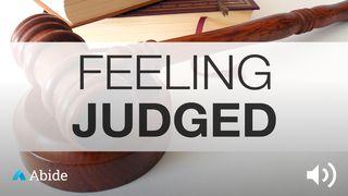 Feeling Judged Romanos 5:8 Nova Tradução na Linguagem de Hoje