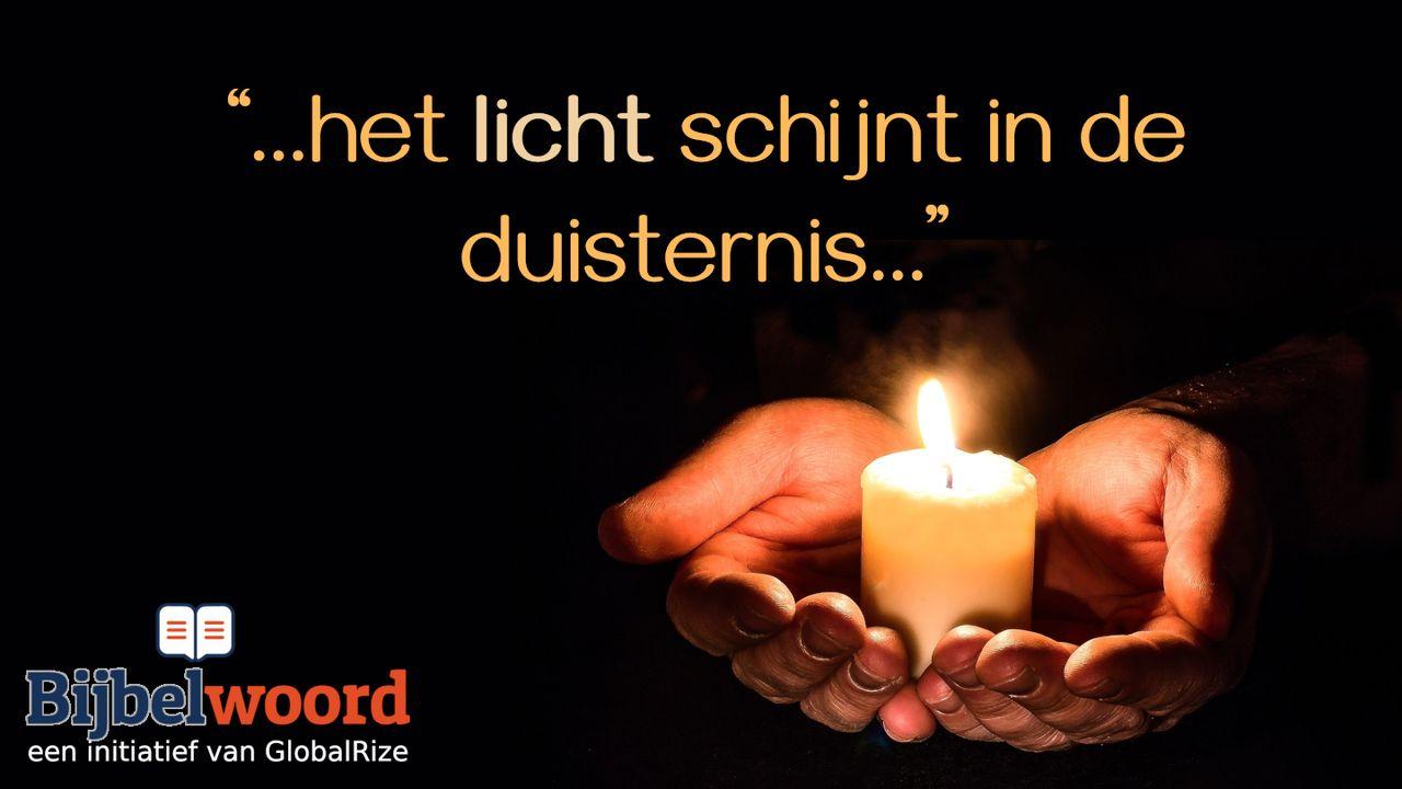 Het licht schijnt in de duisternis