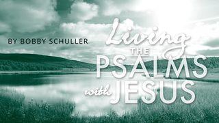 Living The Psalms With Jesus: Grow Closer To God Through Prayer Salmos 35:1 Almeida Revista e Corrigida